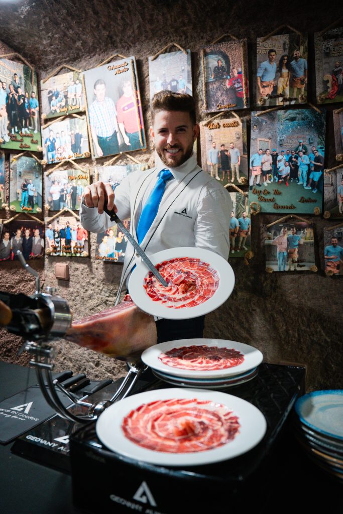 Geovany Almanza, cortador profesional de jamón en Las Palmas