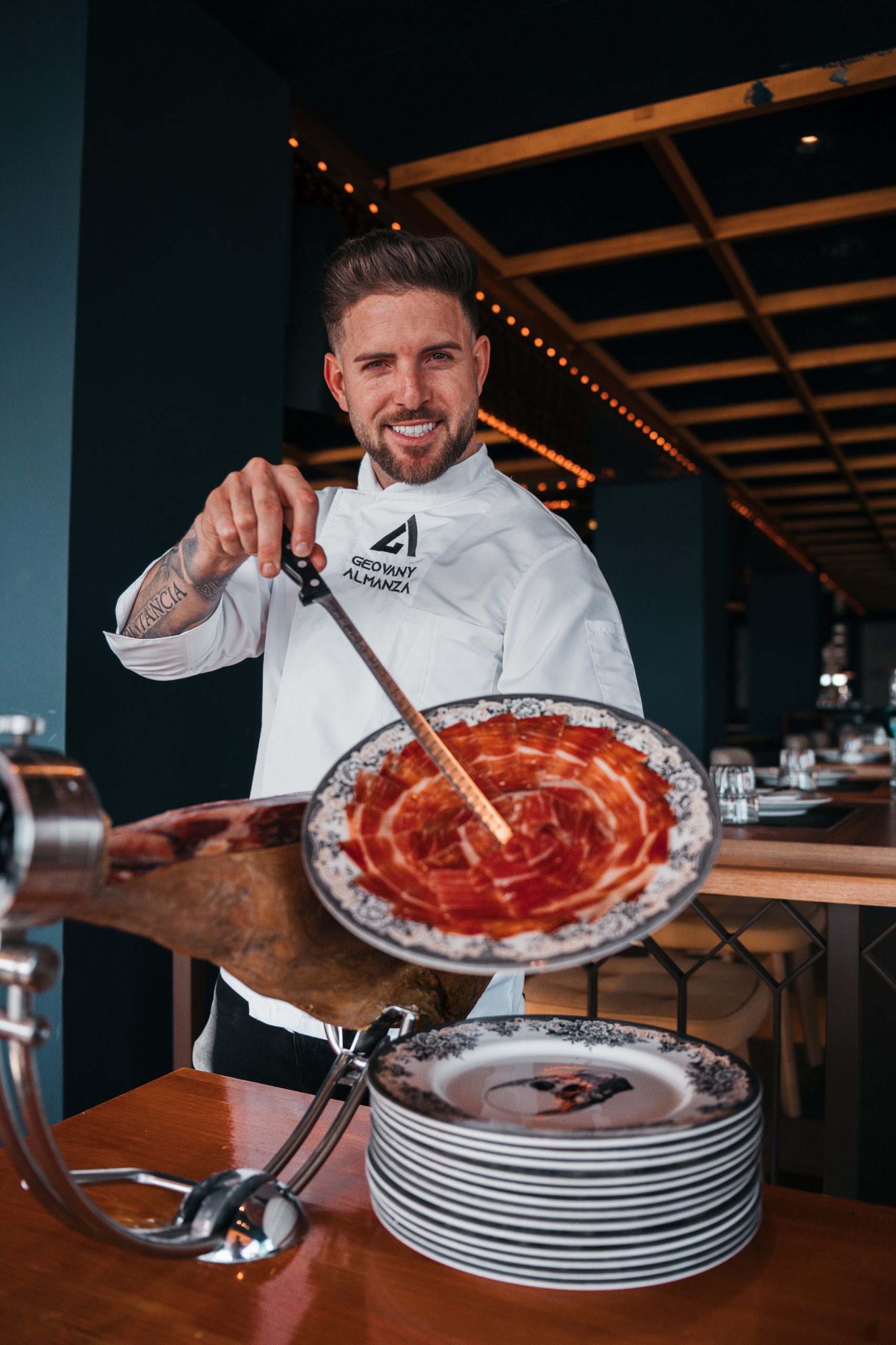 Geovany Almanza, cortador profesional de jamón en Las Palmas